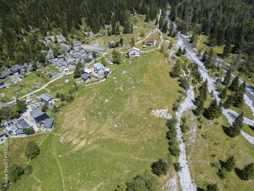 Vista aerea della Val di Mello, una valle verde circondata da montagne di granito e boschi, ribattezzata la Yosemite Valley italiana. Val Masino, Valtellina, Sondrio. Italia photo