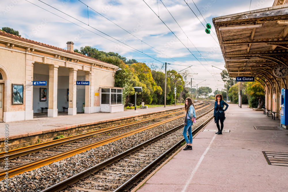 Naklejka premium Fillette et femme dans la gare de La Ciotat théâtre d'un des premiers films des frères Lumière