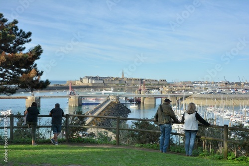 Des gens face à la mer admirent le paysage à Saint-Malo en Bretagne photo