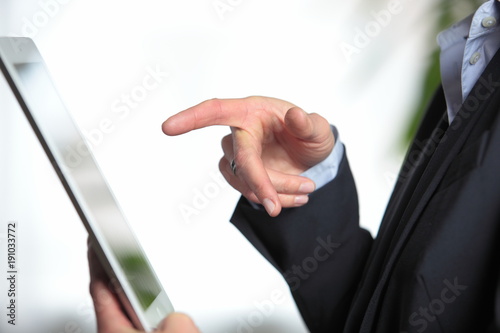 Frau zeigt mit dem Finger auf Tablet - Nahe