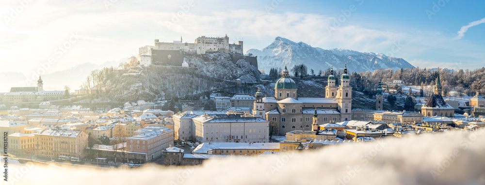 Fototapeta premium Salzburg zimą, poranne słońce i śnieg, panorama