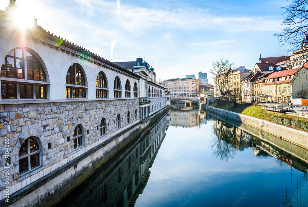 Naklejka premium Ljubljanica river with old central market and Triple bridge, Ljubljana.