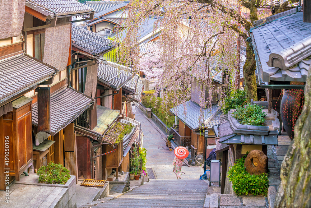 Obraz premium Stare miasto Kioto, dystrykt Higashiyama podczas sezonu sakura