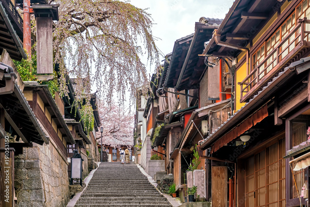 Obraz premium Stare miasto Kyoto, dystrykt Higashiyama podczas sezonu sakura