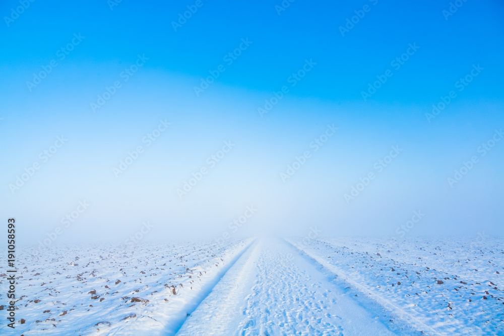 Verschneiter Weg im Winter