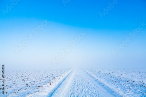 Verschneiter Weg im Winter © Martin Schlecht
