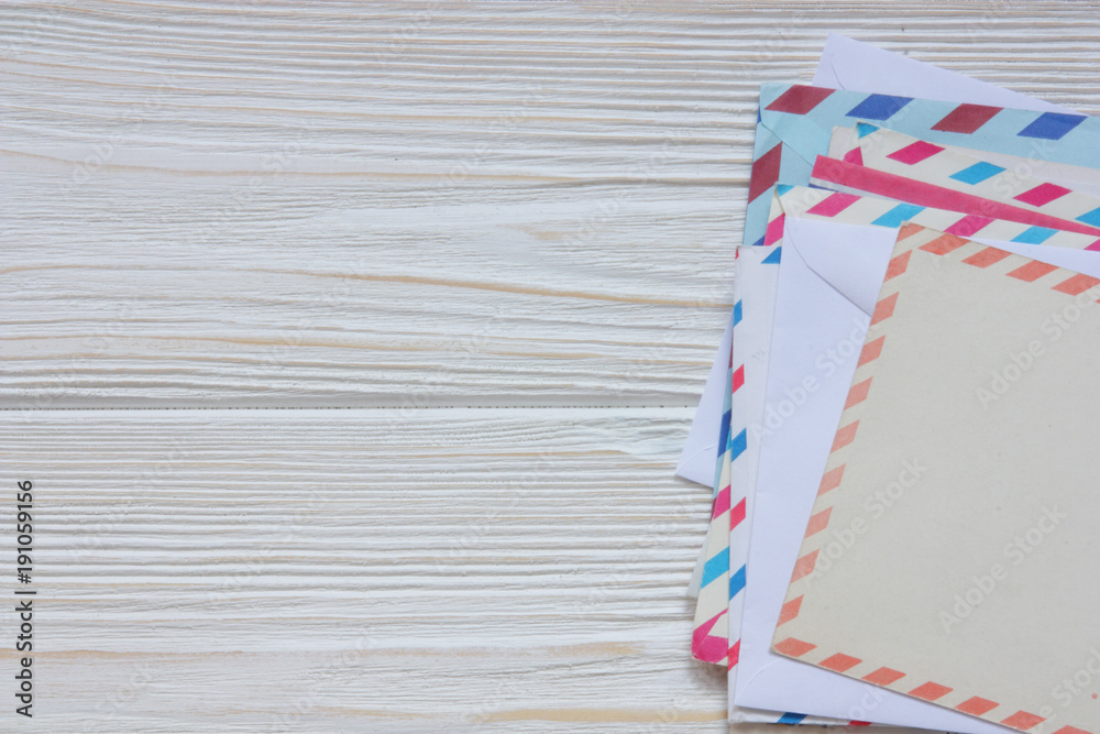 Obraz premium old envelopes and cards on wooden back