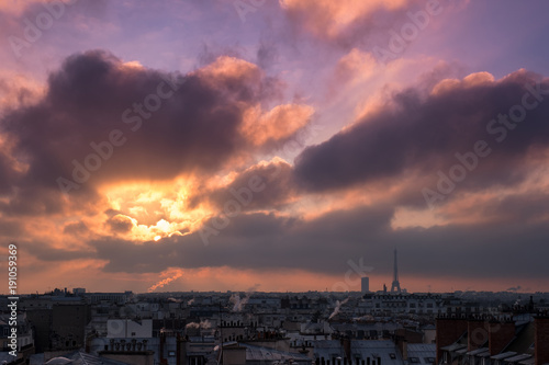 Levé de soleil sur Paris et la tour eiffel en hiver