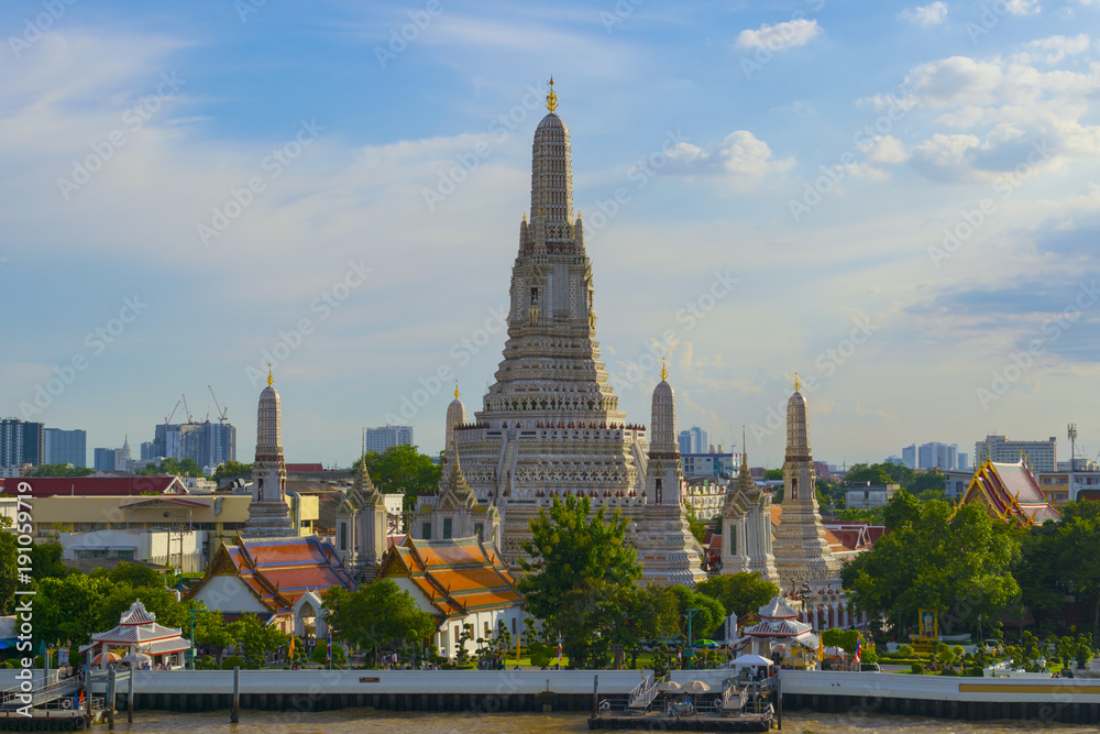 Fototapeta premium Wat Arun during day time.