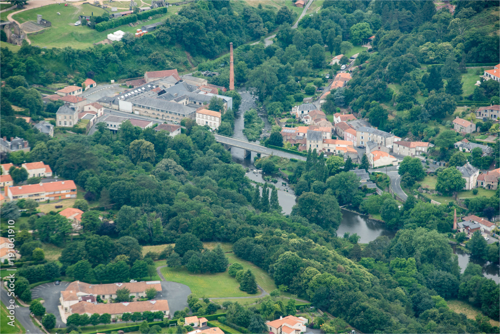Vue aérienne d'une usine à Tiffauges en Vendée en France