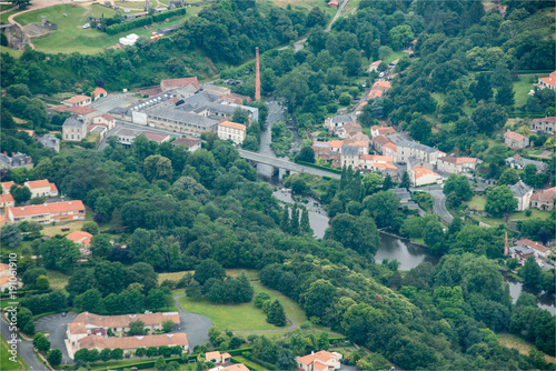 Vue aérienne d'une usine à Tiffauges en Vendée en France photo