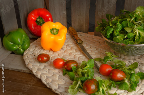 Frischer Feldsalat, Tomaten und Paprikaschoten