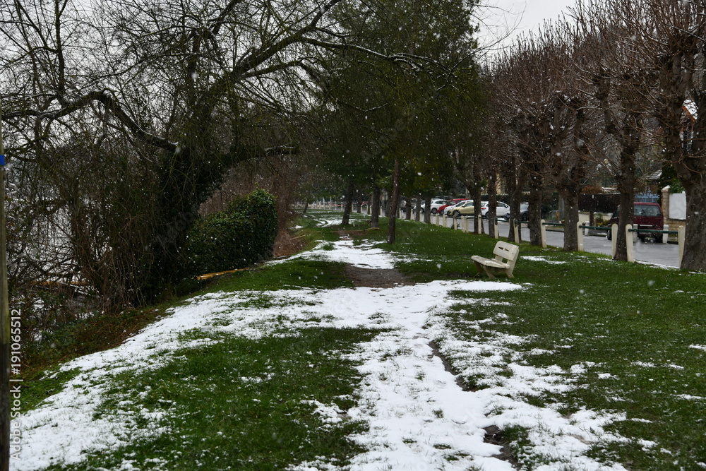 Obraz premium Il neige sur les berges de Seine de la Frette
