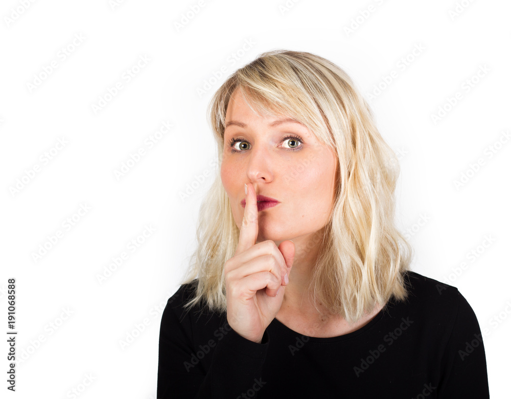 Überzeugte schöne Frau hält Finger auf Lippen und bittet um ruhe Überzeugte schöne Frau hält Finger auf Lippen und bittet um ruhe