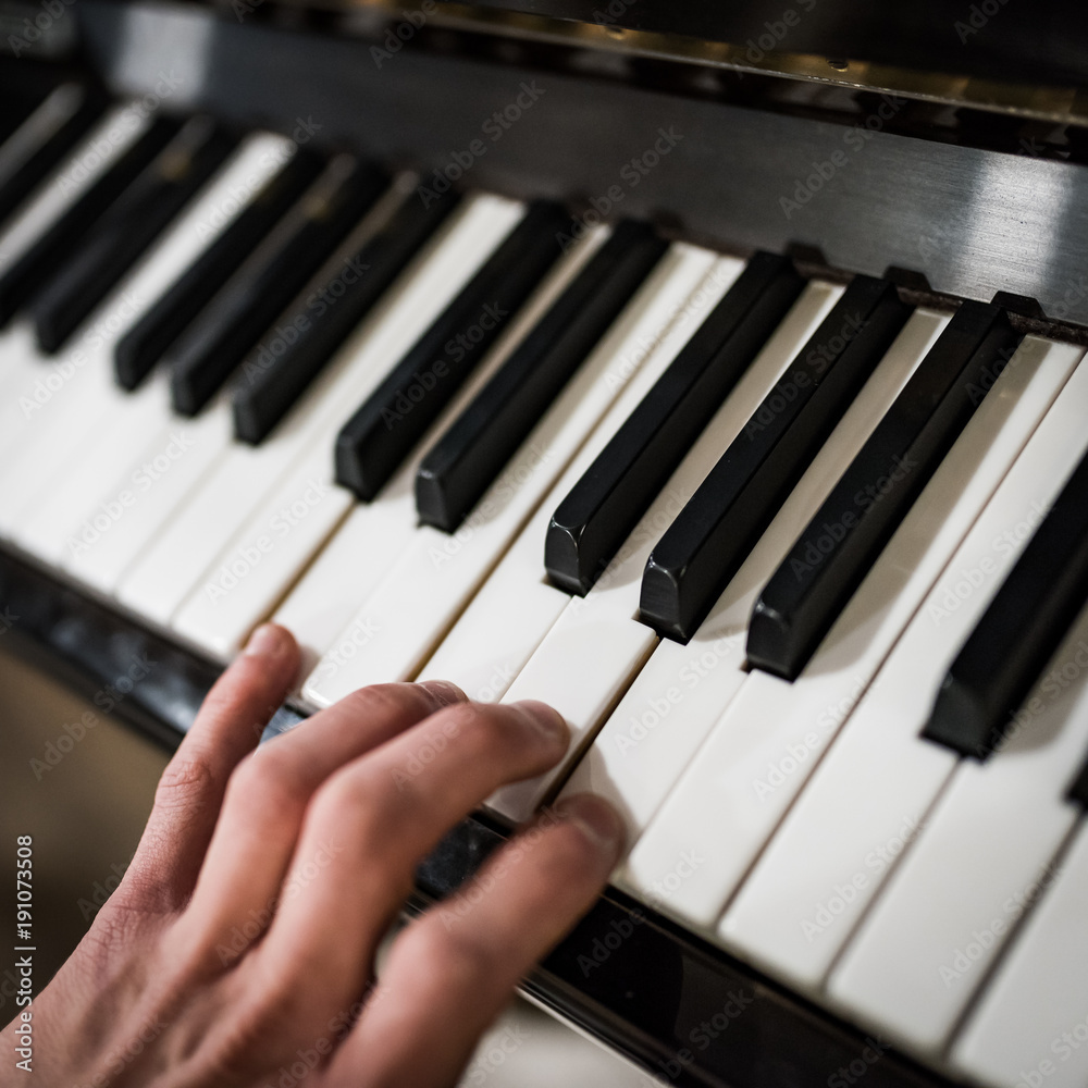 Fototapeta premium gra na pianinie 