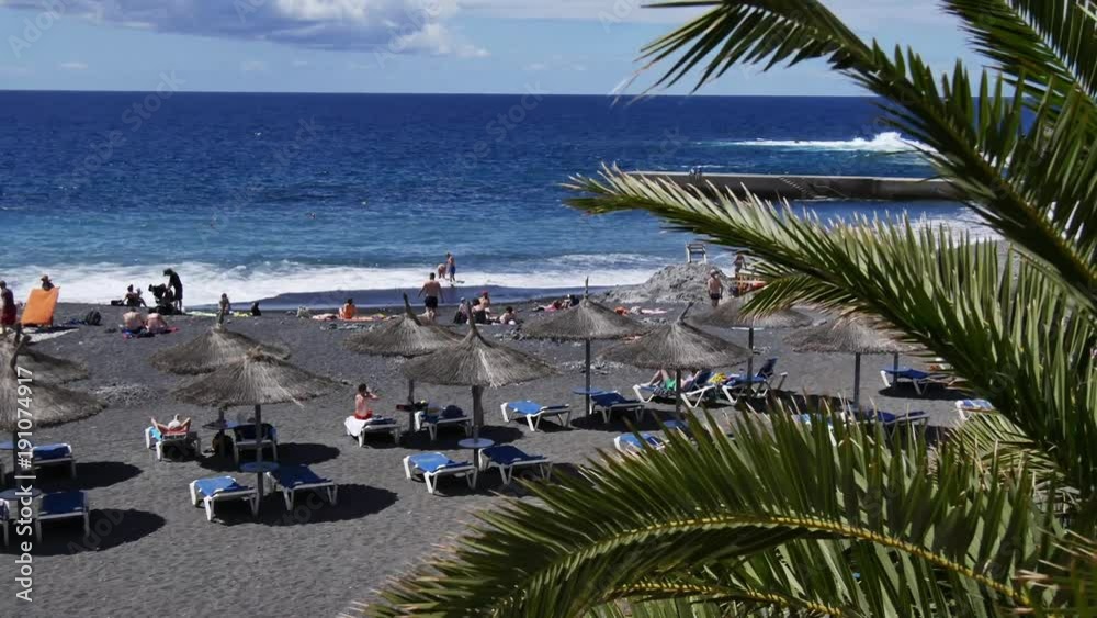 Dunkler Strand auf Insel Teneriffa