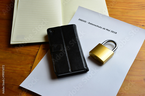 Datenschutz Sicherheit Kette mit Schloß im Internet © sonne_fleckl