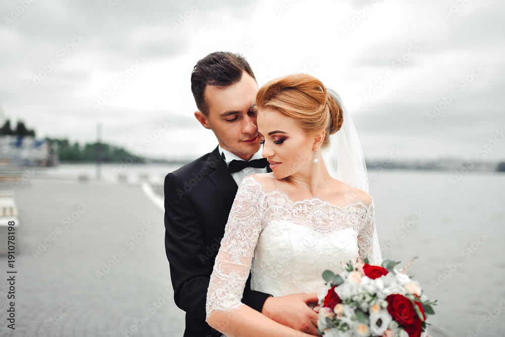 15+ Unique Wedding Couple Poses ideas for Instagram