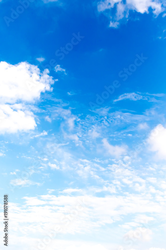夏の青空に広がる雲
