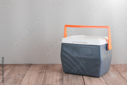 Cuadro en lienzo Handheld grey refrigerator on wood background