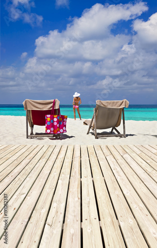 Schöne Strandterrasse auf den Malediven mit Model photo