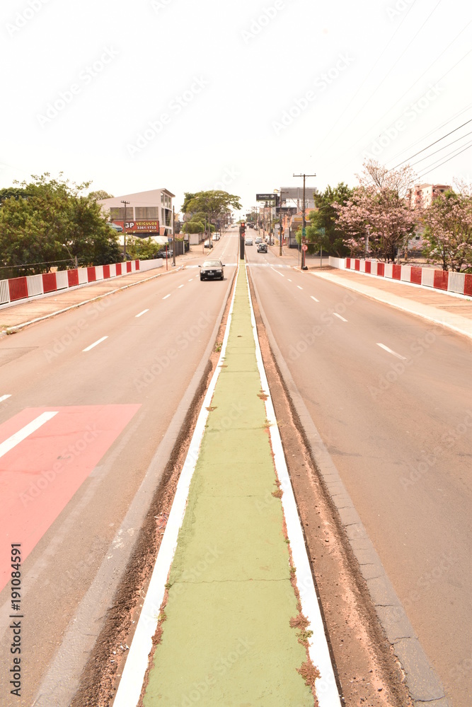 Avenida avermelhada em São Carlos