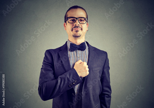 Quadro em tela Overconfident man posing on gray
