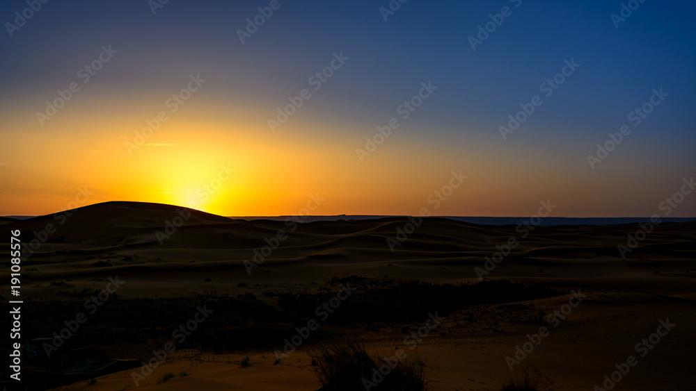Wschód słońca na Wydmach Erg Chebbi, Sahara, Maroko
