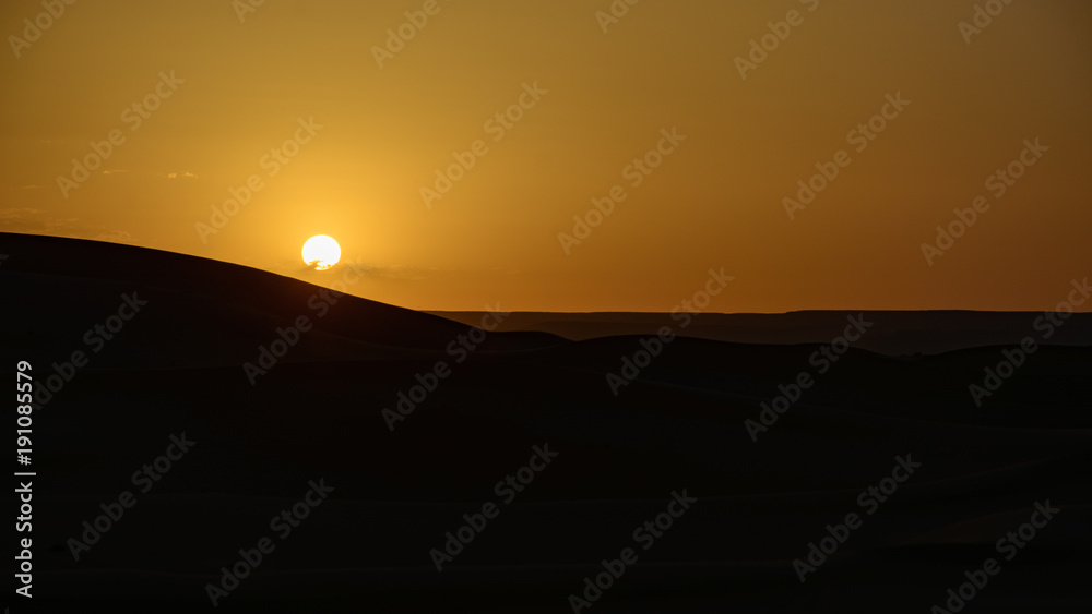 Obraz premium Wschód słońca na Wydmach Erg Chebbi, Sahara, Maroko