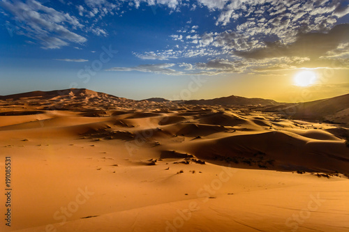 Obraz na płótnie Zachód słońca na Wydmach Erg Chebbi, Sahara, Maroko w salonie