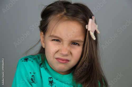 Foto Annoyed irritated young female model shows confusion and reproach