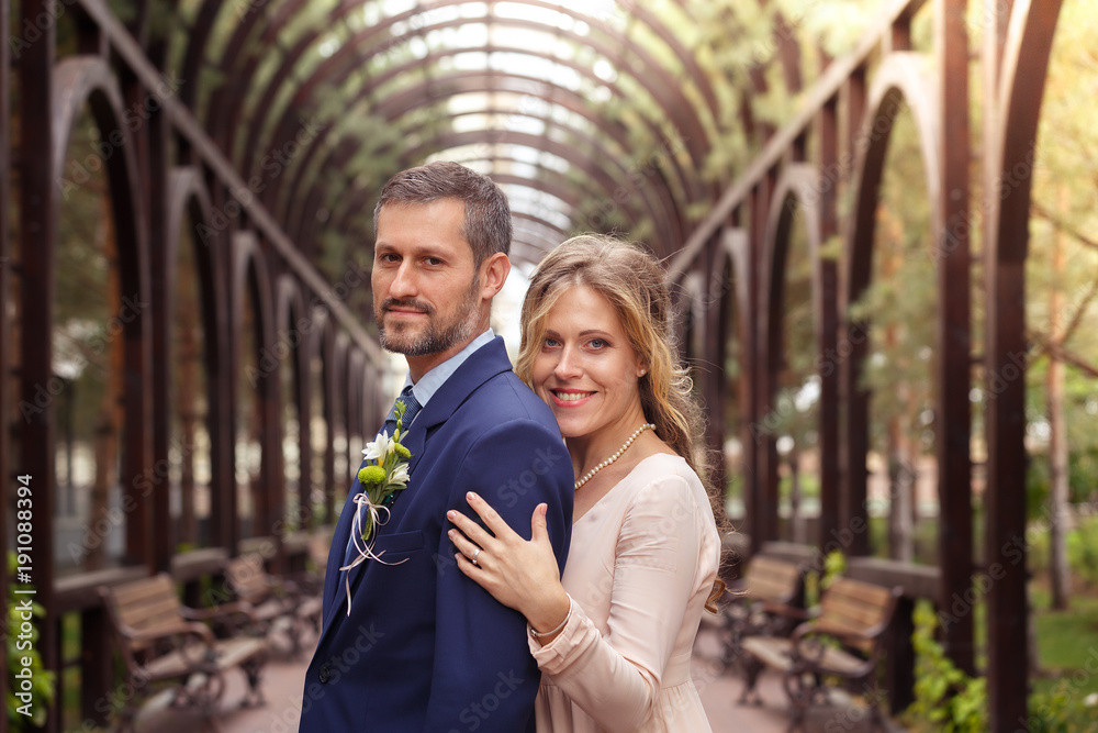 Obraz premium Bride and groom hugging