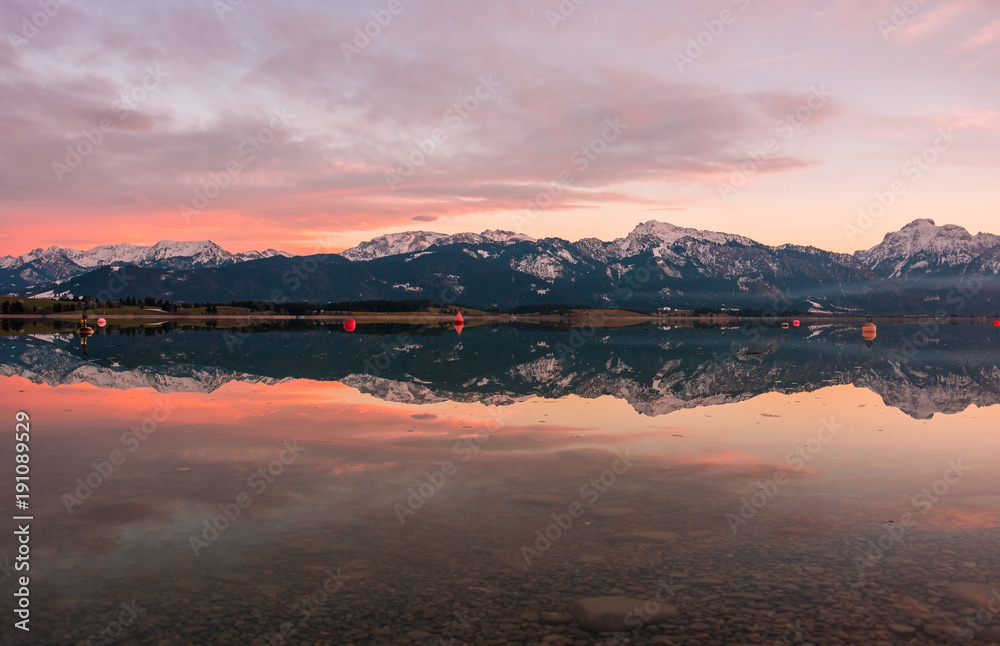 Fototapeta premium Impresionantes reflejor a los Alpes en el lago Forggensee, Bavaria