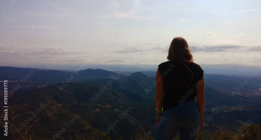 Naklejka premium Girl admiring a landscape.