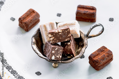 Italienische Trüffelpralinen - Tartufo dolce nero - Cremino mit Torrone - in einem nostalgischen Schälchen photo