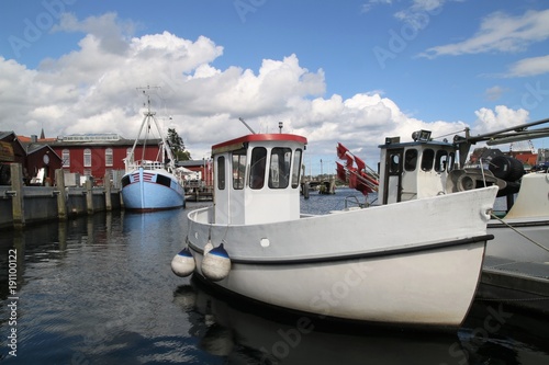 kleiner weißer Kutter vom Fischer im Hafen von Eckernförde - maritimer Flair