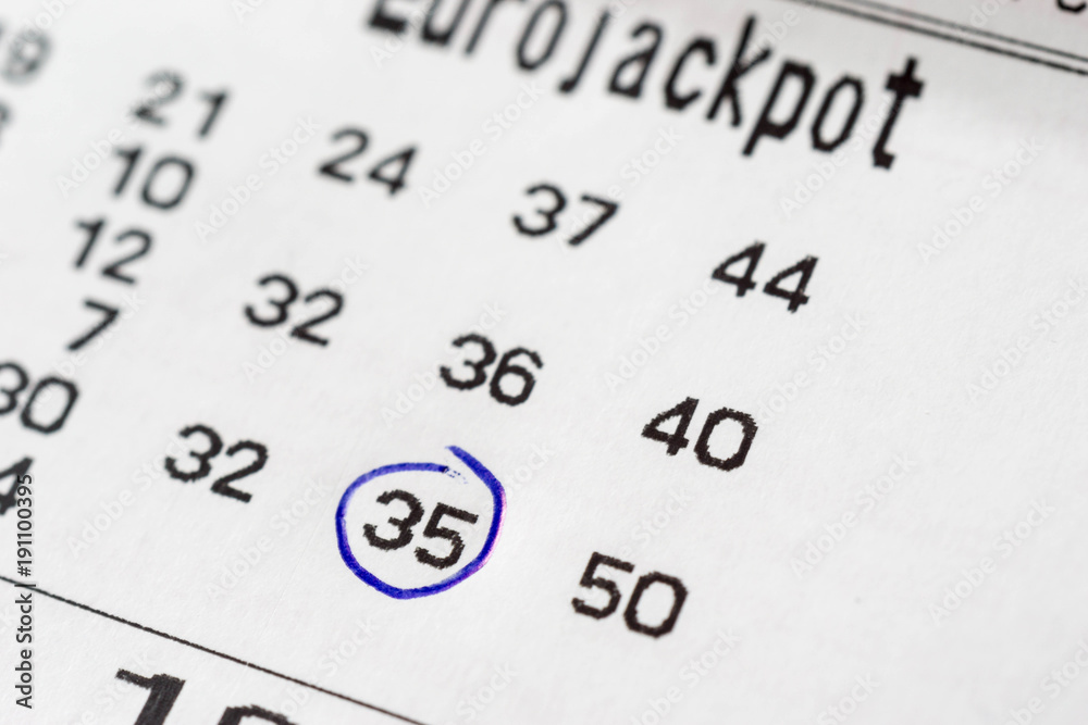 Lotto Wettschein mit verschiedenen Zahlen - Glücksspiel Lotto Wettschein mit verschiedenen Zahlen - Glücksspiel
