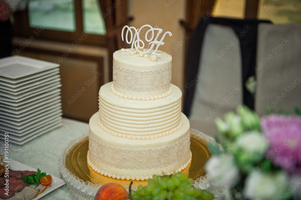 Beautiful simple wedding cake 515.