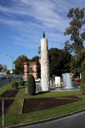 Hernan Cortez-Brunnen, im Hintergrund Pavillon San Telmo photo