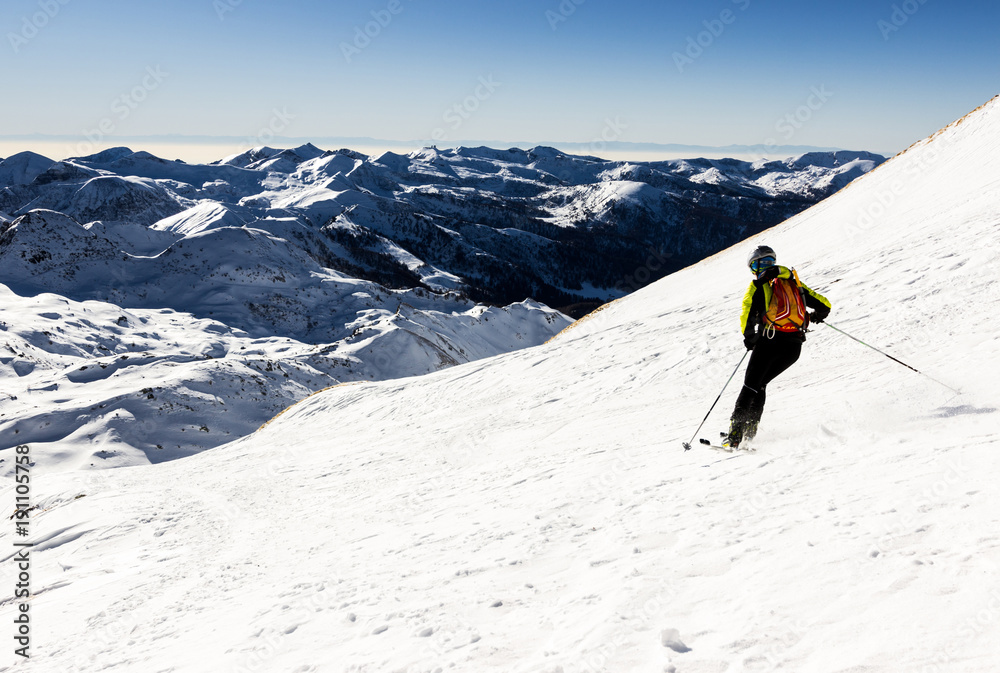 Scialpinista scia nel parco Adamello, Alpi Italiane, Lombardia, Italia.