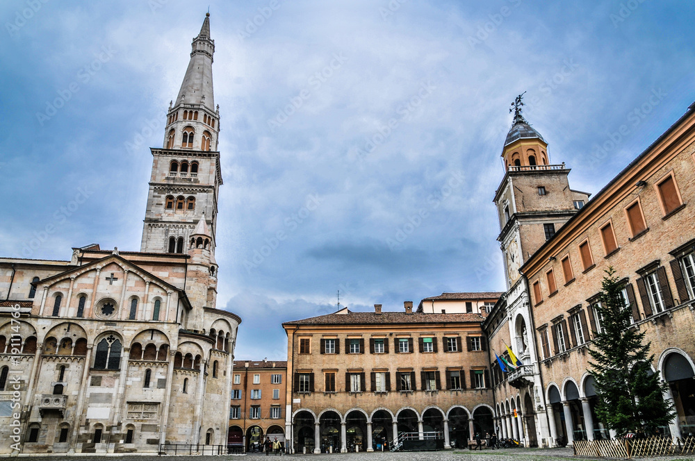 Modena Piazza Grande, alto contrasto
