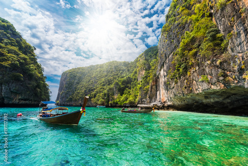 Fotografia Beautiful landscape with traditional boat on the sea in Phi Phi Lee region of Lo
