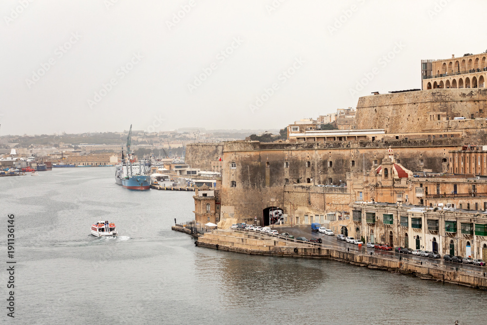 Obraz premium Old buildings and Upper Barrakka Gardens seen from Lower barrakka gardens, Valletta, Malta