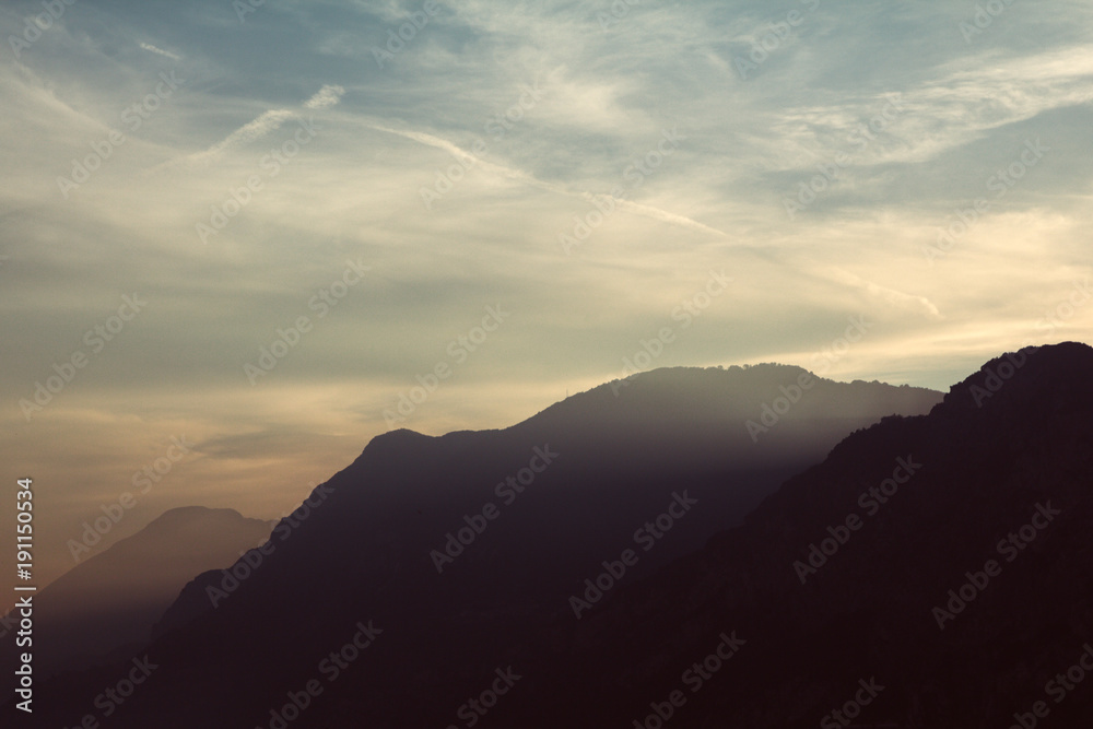 Silhouetten von Bergen im Sonnenuntergang