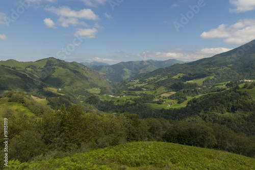 Promenade au col de Bagargui lprès des Chalets d’Iraty, dans les estives des Pyrénées. © Alonbou