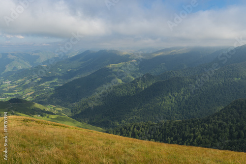 Promenade au col de Bagargui lprès des Chalets d’Iraty, dans les estives des Pyrénées.