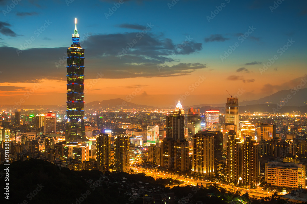 Naklejka premium Panoramę miasta Tajpej o zachodzie słońca i słynny Taipei 101 w tle