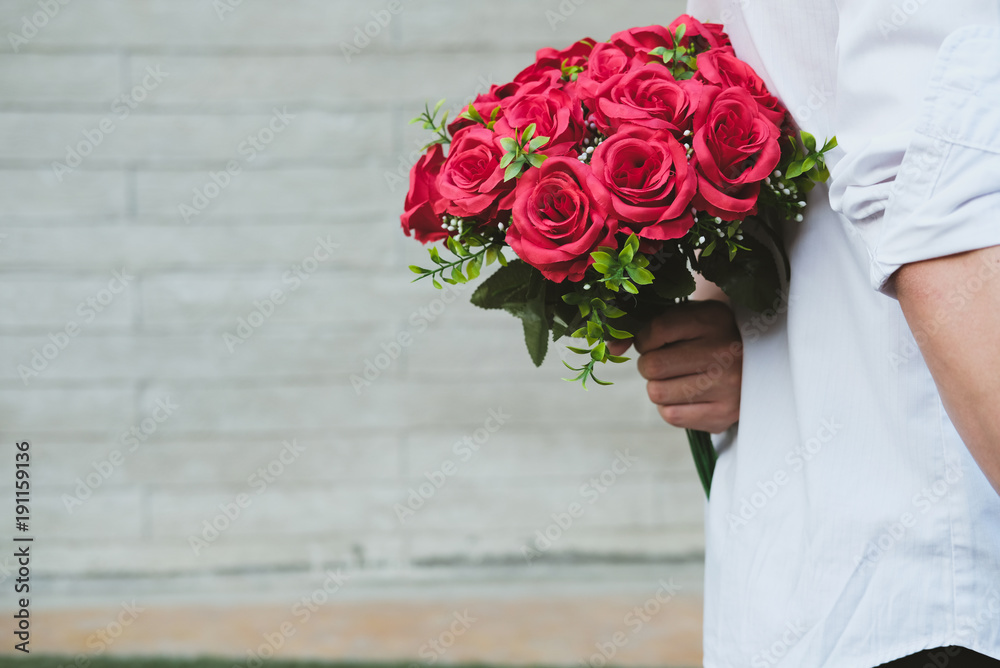 Boyfriend surprises girlfriend with flowers outlet