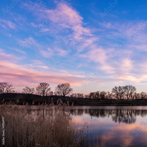 Sonnenuntergang am Teich mit Ufer