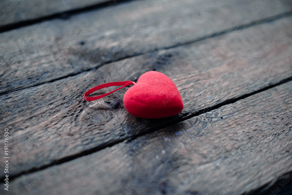 Obraz premium Hearts on a wooden old background. The concept for St. Valentine's Day